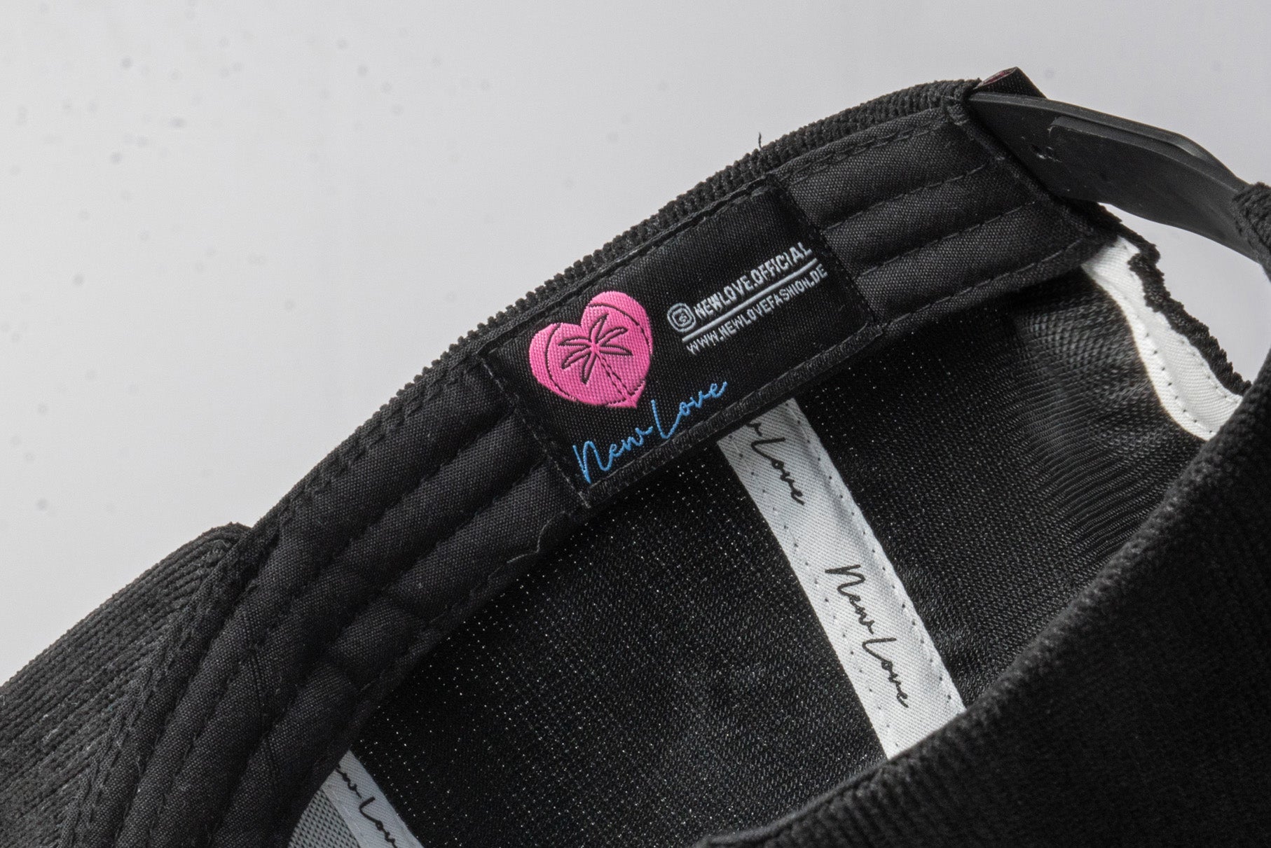 Snapback NEWLOVE - Cordón Negro