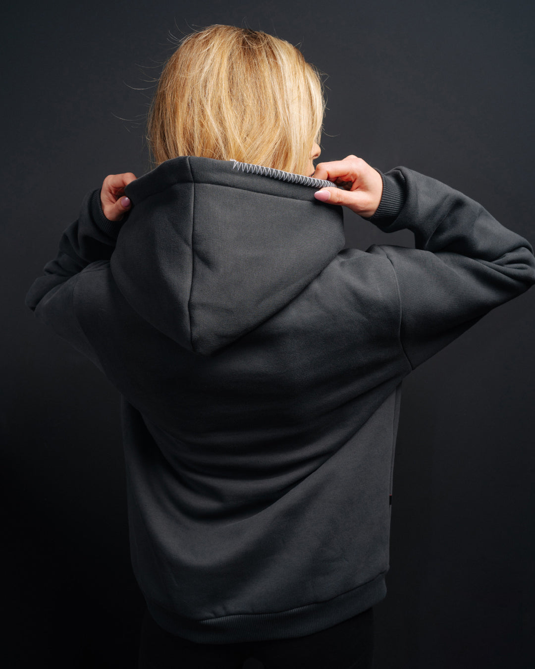 Sudadera oversize con capucha negra lavada de goma