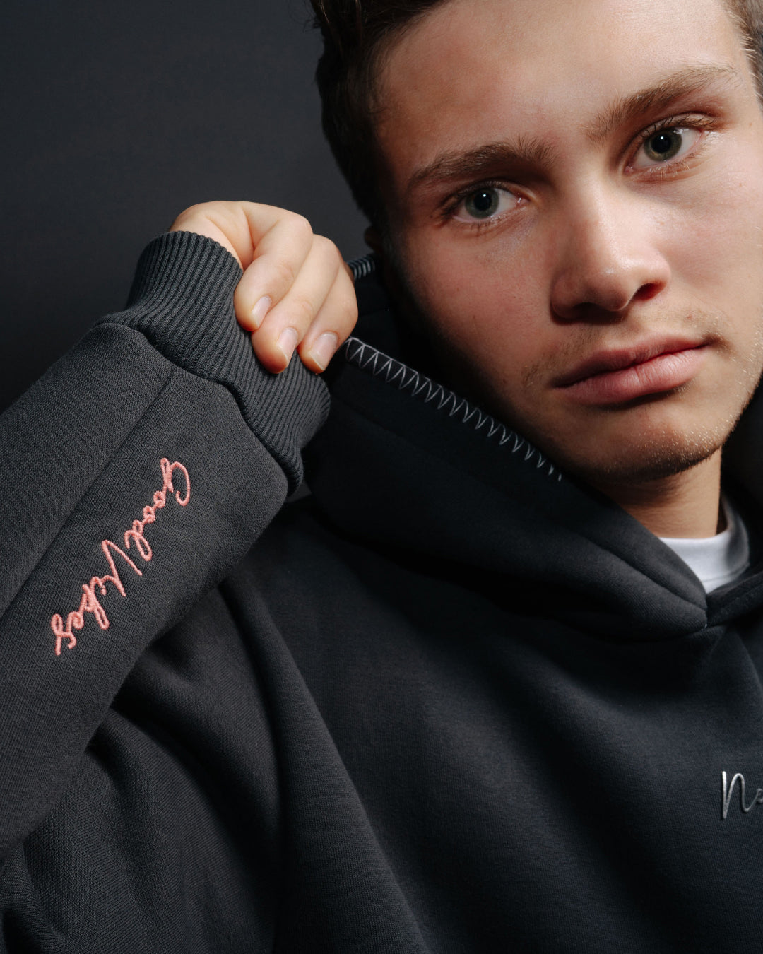 Sudadera oversize con capucha negra lavada de goma