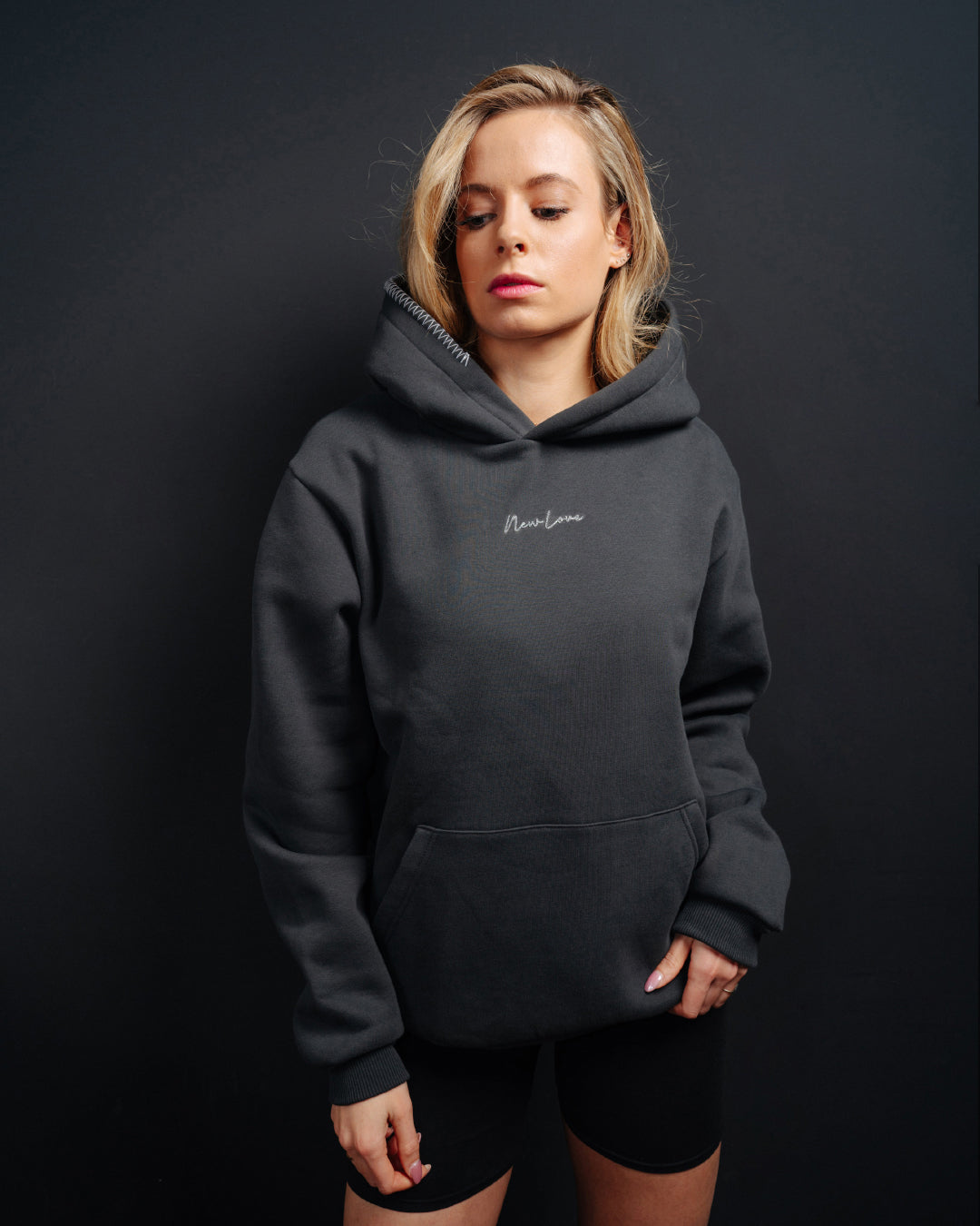 Sudadera oversize con capucha negra lavada de goma