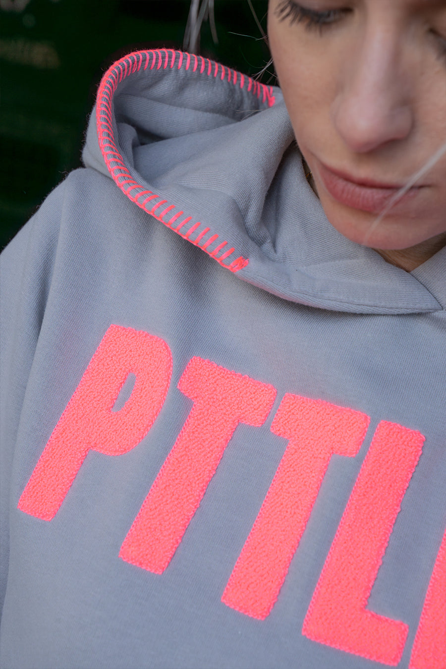 Hoodie "PTTLBE" Grau / Neon-Pink